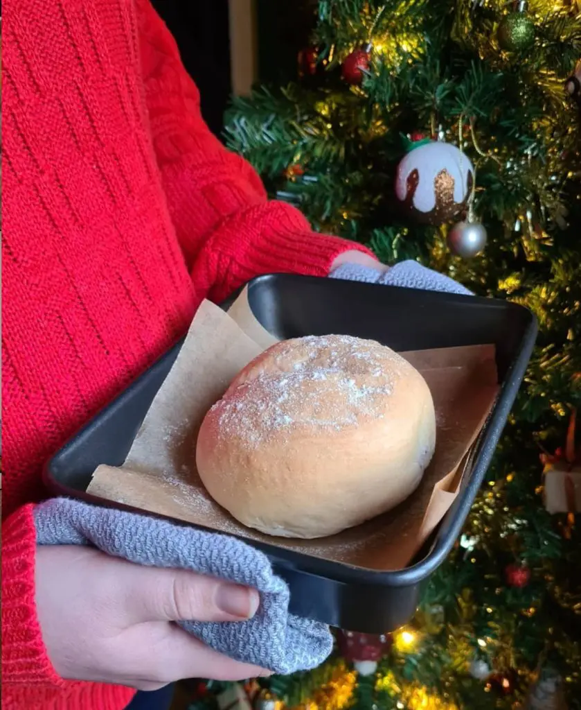 30 Cute & Funny Pregnancy Announcement Ideas That’ll Make Everyone LOL 11 Oven-baked bun