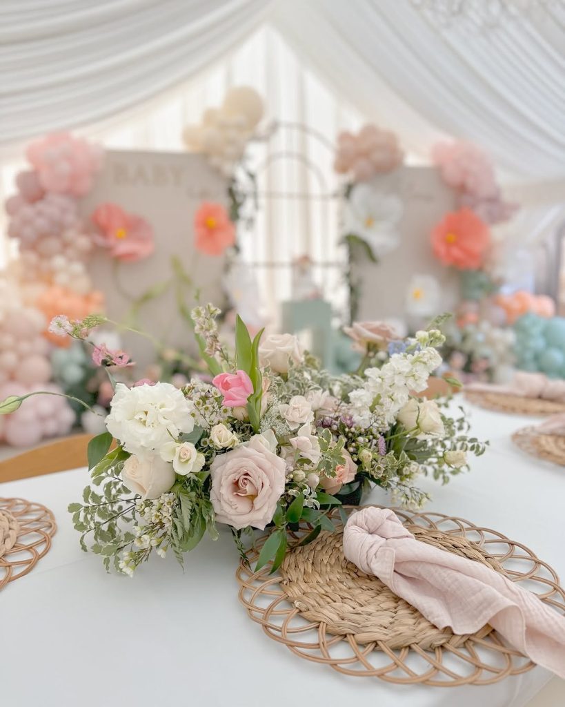Table Decor Baby in Bloom Ideas